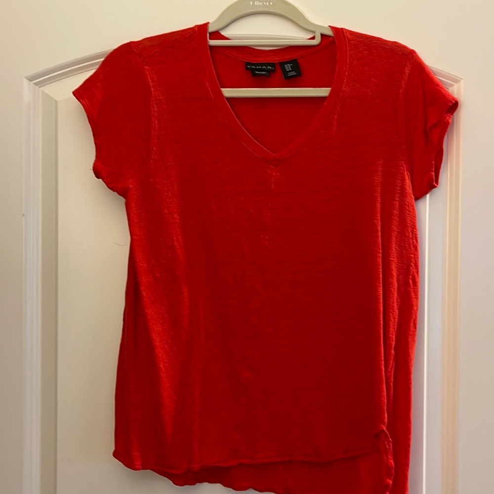 Tahari v neck Tshirt